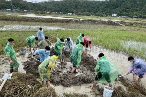 Trường Đại học An ninh nhân dân hỗ trợ nhân dân Đắk Lắk khắc phục hậu quả bão lũ