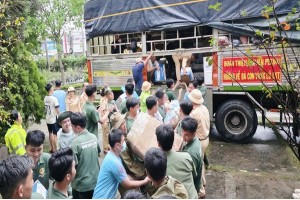 Đoàn công tác Trường Đại học An ninh nhân dân thăm hỏi gia đình thân nhân cán bộ, chiến sĩ Công an xã Tuy An Bắc, tỉnh Đắk Lắk bị ảnh hưởng bởi bão lũ