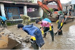 Đoàn công tác Trường Đại học An ninh nhân dân tiếp tục hỗ trợ Nhân dân khắc phục hậu quả bão lũ trong ngày công tác thứ 03