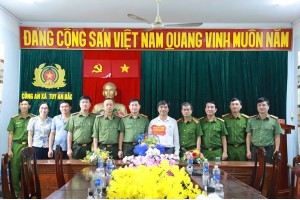 Ban Giám hiệu Trường Đại học An ninh nhân dân thăm, động viên Đoàn công tác Nhà trường chi viện, hỗ trợ nhân dân tỉnh Đắk Lắk khắc phục hậu quả mưa lũ