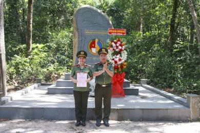 Lễ kết nạp đảng viên gắn với hoạt động về nguồn tại Khu Di tích lịch sử Ban An ninh Trung ương Cục miền Nam