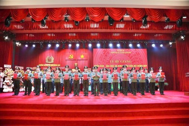 Trường Đại học An ninh nhân dân tổ chức Lễ Bế giảng và trao bằng tốt nghiệp cho học viên khóa D30