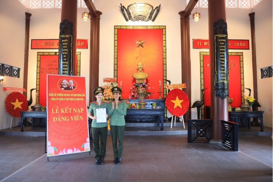 Tự hào tiếp bước - Lễ kết nạp đảng viên nhân dịp kỷ niệm 80 năm Ngày truyền thống lực lượng An ninh nhân dân Tự hào tiếp bước - Lễ kết nạp đảng viên nhân dịp kỷ niệm 80 năm Ngày truyền thống lực lượng An ninh nhân dân