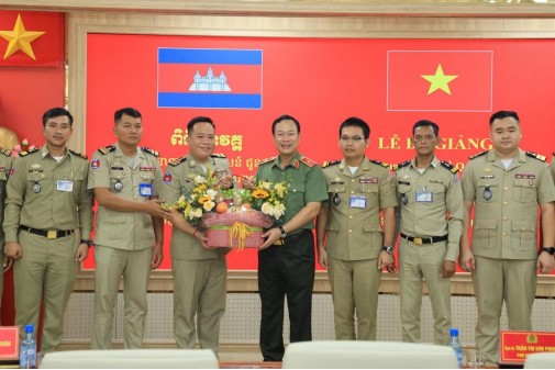 Trường Đại học An ninh nhân dân tổ chức Lễ Bế giảng lớp Bồi dưỡng chuyên đề Quản lý cư trú đối với người nước ngoài dành cho cán bộ Bộ Nội vụ Vương quốc Campuchia