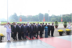 Lãnh đạo Đảng, Nhà nước và Bộ Công an vào Lăng viếng Chủ tịch Hồ Chí Minh