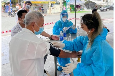 Nhiều tỉnh phía Nam tính ‘nới lỏng’ cho người đã tiêm vaccine