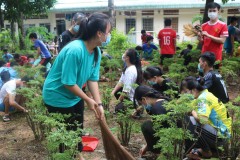 Cán bộ, hội viên Hội Phụ nữ và học viên Trường Đại học An ninh nhân dân với “Ngày thứ 7 - Tình nguyện xanh”