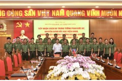 Tiếp nhận sách do Trung tướng Phan Đức Dư, nguyên Giám đốc Học viện An ninh nhân dân, nguyên Hiệu trưởng Trường Đại học An ninh nhân dân trao tặng Trường Đại học An ninh nhân dân