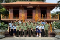 Trung tâm Giáo dục nghề nghiệp, đào tạo lái xe, ngoại ngữ, tin học tổ chức dâng hương Chủ tịch Hồ Chí Minh nhân dịp 80 năm Ngày truyền thống lực lượng Công an nhân dân (19/8/1945-19/8/2025)