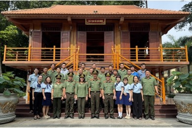 Trung tâm Giáo dục nghề nghiệp, đào tạo lái xe, ngoại ngữ, tin học tổ chức dâng hương Chủ tịch Hồ Chí Minh nhân dịp 80 năm Ngày truyền thống lực lượng Công an nhân dân (19/8/1945-19/8/2025)