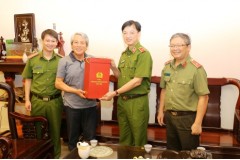 Lãnh đạo Bộ thăm, tặng quà gia đình các đồng chí nguyên lãnh đạo Bộ Công an nhân kỷ niệm 75 năm Ngày truyền thống CAND Việt Nam