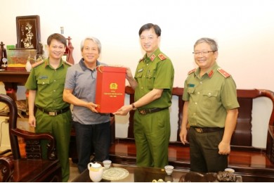 Lãnh đạo Bộ thăm, tặng quà gia đình các đồng chí nguyên lãnh đạo Bộ Công an nhân kỷ niệm 75 năm Ngày truyền thống CAND Việt Nam
