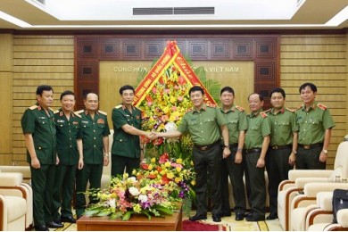 Bộ Quốc phòng chúc mừng lực lượng Công an nhân dân nhân kỷ niệm 75 năm Ngày truyền thống