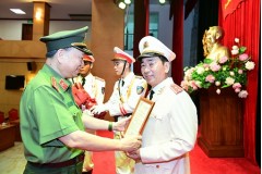 Trao Quyết định thăng cấp bậc hàm từ Thiếu tướng lên Trung tướng đối với Thứ trưởng Trần Quốc Tỏ