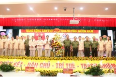 Thiếu tướng, PGS, TS. Phan Xuân Tuy – Bí thư Đảng ủy, Hiệu trưởng Trường Đại học An ninh nhân dân tham dự và chúc mừng Đại hội đại biểu Đảng bộ Học viện Chính trị Công an nhân dân lần thứ II, nhiệm kỳ 2020 – 2025