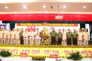 Thiếu tướng, PGS, TS. Phan Xuân Tuy – Bí thư Đảng ủy, Hiệu trưởng Trường Đại học An ninh nhân dân tham dự và chúc mừng Đại hội đại biểu Đảng bộ Học viện Chính trị Công an nhân dân lần thứ II, nhiệm kỳ 2020 – 2025