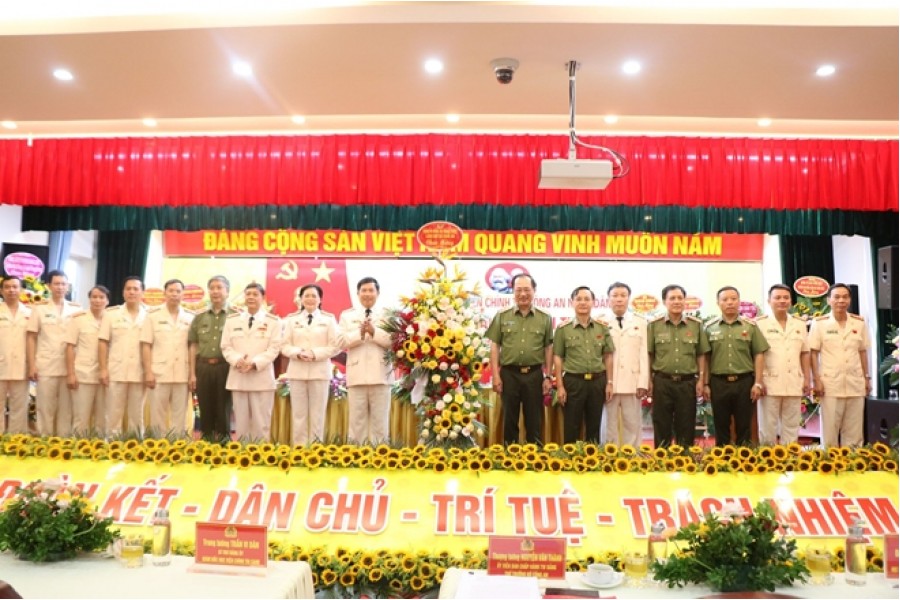 Thiếu tướng, PGS, TS. Phan Xuân Tuy – Bí thư Đảng ủy, Hiệu trưởng Trường Đại học An ninh nhân dân tham dự và chúc mừng Đại hội đại biểu Đảng bộ Học viện Chính trị Công an nhân dân lần thứ II, nhiệm kỳ 2020 – 2025