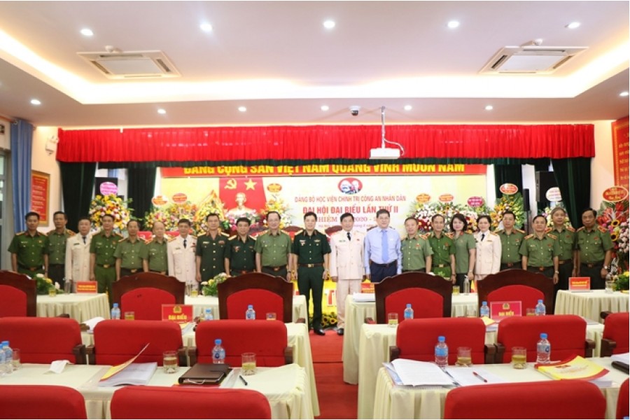 Thiếu tướng, PGS, TS. Phan Xuân Tuy – Bí thư Đảng ủy, Hiệu trưởng Trường Đại học An ninh nhân dân tham dự và chúc mừng Đại hội đại biểu Đảng bộ Học viện Chính trị Công an nhân dân lần thứ II, nhiệm kỳ 2020 – 2025