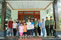 Các tổ chức đoàn thể và học viên Trường Đại học An ninh nhân dân tổ chức thăm hỏi, động viên và trao tiền hỗ trợ cho chị Nguyễn Thị Út, nguyên nhân viên lao động hợp đồng của Trường 