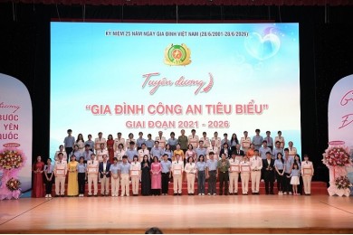 Gia đình Đại tá, PGS.TS Chế Quang Nghĩa được Bộ Công an tuyên dương gia đình Công an tiêu biểu giai đoạn 2021 - 2026