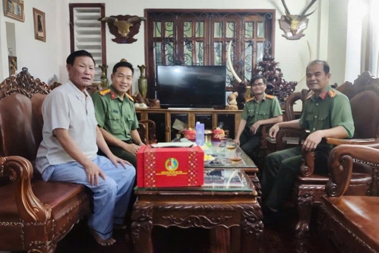 Trường Đại học An ninh nhân dân thăm, chúc mừng các đồng chí nguyên Lãnh đạo và gia đình các đồng chí cố Lãnh đạo Nhà trường nhân kỷ niệm 80 năm Ngày truyền thống lực lượng An ninh nhân dân.