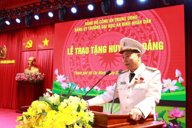 Đảng ủy Trường Đại học An ninh nhân dân tổ chức lễ trao tặng Huy hiệu 30 năm tuổi Đảng