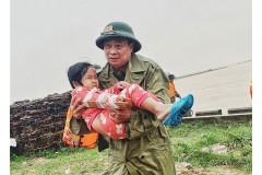 Đầy xúc cảm với hình ảnh người chiến sỹ Công an nhân dân trong bão, lũ tại miền Trung