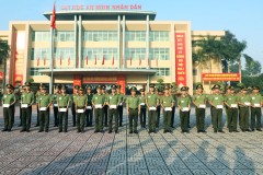 Trao trợ cấp khó khăn đột xuất từ Quỹ Nghĩa tình đồng đội Công an nhân dân và hỗ trợ cán bộ, giáo viên, nhân viên, học viên khắc phục hậu quả thiên tai ở miền Trung