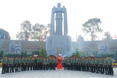 Trường Đại học An ninh nhân dân dâng hương, dâng hoa Nghĩa trang Liệt sĩ Thành phố Hồ Chí Minh nhân dịp Tết Nguyên đán Ất Tỵ 2025