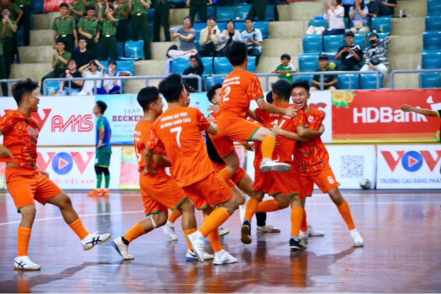 Đội Futsal Trường Đại học An ninh nhân dân xuất sắc bước tiếp vào Vòng Bán kết Giải Bóng đá Futsal HDBank Sinh viên Thành phố Hồ Chí Minh năm 2025 Đội Futsal Trường Đại học An ninh nhân dân xuất sắc bước tiếp vào Vòng Bán kết Giải Bóng đá Futsal HDBank Sinh viên Thành phố Hồ Chí Minh năm 2025