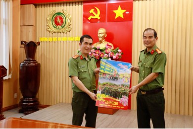Đại tá Phạm Duy Hoàng, Phó Hiệu trưởng Trường Đại học An ninh nhân dân tặng 1.500 cuốn lịch xuân cho nhân dân các xã vùng biên tỉnh Lâm Đồng
