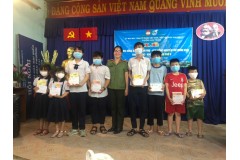 Trao học bổng Nguyễn Hữu Thọ - học bổng Nguyễn Thị Minh Khai khuyến học – khuyến tài cho học sinh có hoàn cảnh khó khăn vươn lên trong học tập tại khu phố 6 - phường Linh Trung - quận Thủ Đức