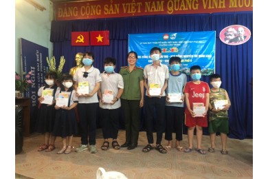 Trao học bổng Nguyễn Hữu Thọ - học bổng Nguyễn Thị Minh Khai khuyến học – khuyến tài cho học sinh có hoàn cảnh khó khăn vươn lên trong học tập tại khu phố 6 - phường Linh Trung - quận Thủ Đức